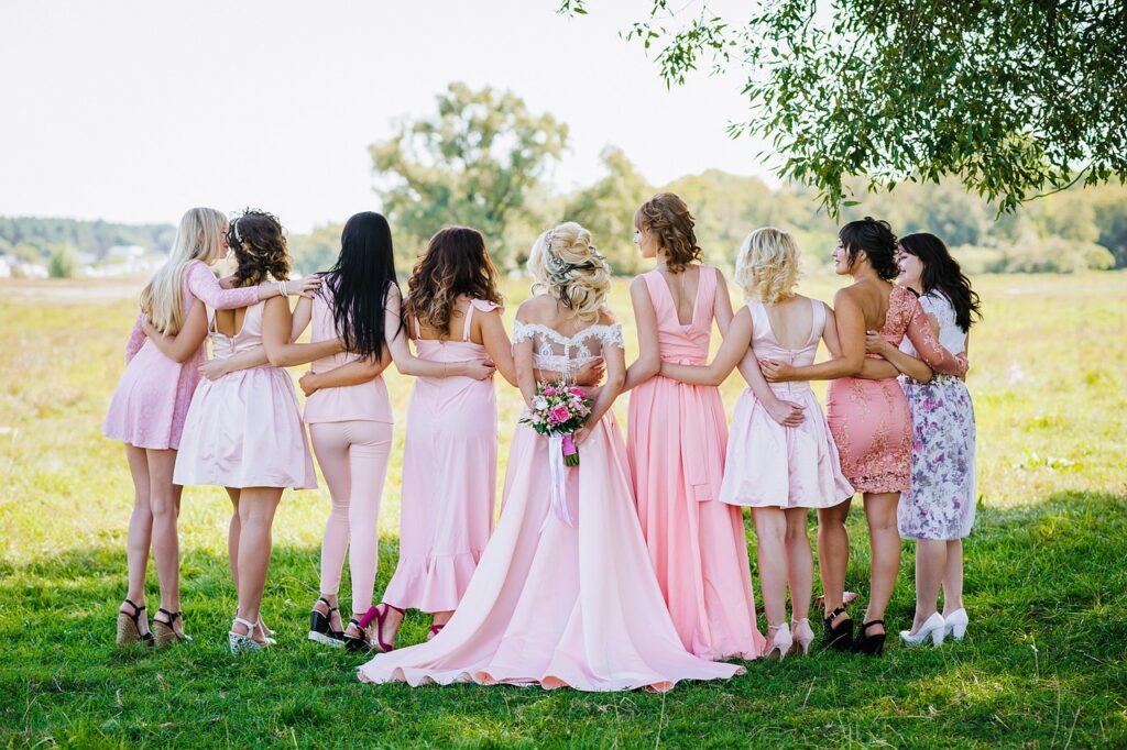 Des mariées en robes de mariée